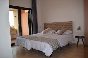 Fuente Alamo的住宿－Apt. Bascath，一间卧室配有一张大床和木制床头板