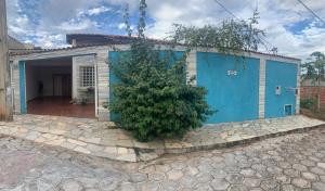 聖若澤達巴拉的住宿－Casa Janela Verde，前面有一棵树的蓝色房子