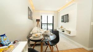 a small dining room with a table and chairs at Flat Jardim Paulista II - SP - Próximo da AV Paulista e ao lado do Shopping Pamplona in Sao Paulo