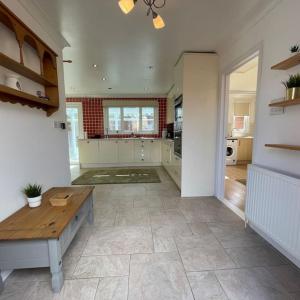 Virtuvė arba virtuvėlė apgyvendinimo įstaigoje Charming 3-Bed Home in Halsted