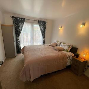 En eller flere senge i et værelse på Charming 3-Bed Home in Halsted