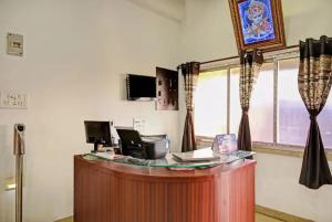 un ufficio con reception e finestra di Hotel Laxmi Guest House Jadavpur - Excellent Service a Calcutta