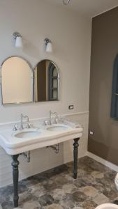 Baño con 2 lavabos y espejo en ‚LUXURY‘ Villa Vittorianna Etna- Taormina & Seaview with Pool en Giardini Naxos