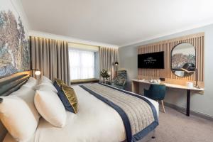 Pokój hotelowy z łóżkiem i biurkiem w obiekcie Menlo Park Hotel w Galway