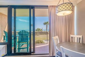 Un comedor con mesa y vista al mar. en Great 1st floor unit that looks right out onto the beach with direct access, en Myrtle Beach