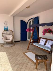 una camera con porte blu, un letto e una sedia di B&B Santa Maria Di Leuca a Leuca