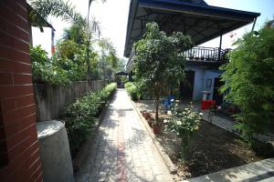 Kebun di luar Hotel Flycatcher Chitwan- A jungle Safari Home