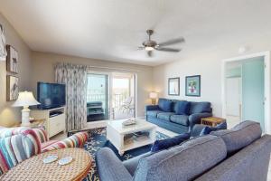 清水海灘的住宿－The Pelican's Brief，带沙发和电视的客厅