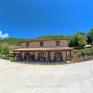 a large house with a roof with at Agriturismo Rocca del Nera in Preci