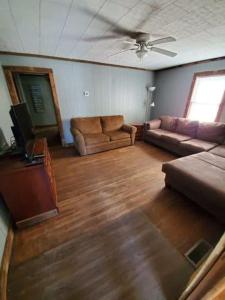 uma sala de estar com um sofá e uma televisão em Spacious ATV Retreat House em Rock