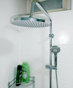 uma cabeça de chuveiro numa casa de banho com lavatório em Hostel Central Skopje em Skopje