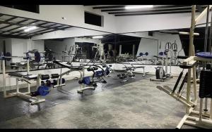 un gimnasio con mucho equipamiento en una habitación en Hotel Jardín Del Río, en El Bosque