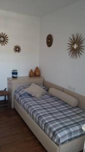 1 dormitorio con 1 cama y 2 espejos en la pared en Pis Embaixador 1a línea de mar, en Platja d'Aro