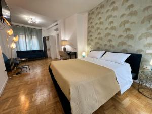um quarto com uma cama grande num quarto em Frame of Verona Apartments em Verona