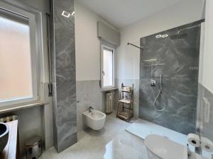 uma casa de banho com um chuveiro, um WC e um lavatório. em Frame of Verona Apartments em Verona