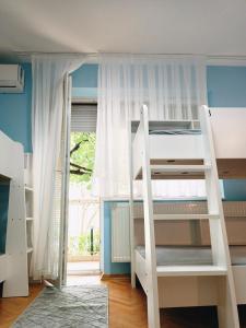 Двухъярусная кровать или двухъярусные кровати в номере Hostel Central Skopje