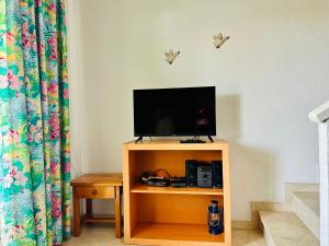 A television and/or entertainment centre at PORT ROYAL B1 2-2 - Apartamento con vistas al canal - cerca playa