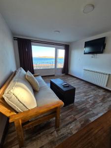 1 dormitorio con 1 cama y vistas al océano en Bahia Rooms en El Calafate