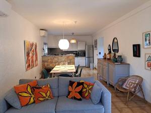 a living room with a blue couch and a kitchen at Villa Provençale à Mougins in Mougins