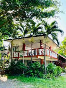 uma casa com palmeiras em frente em Daily Bread Organic Farm & Resort em Bustos