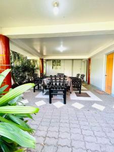 un patio con bancos y una mesa en un edificio en Daily Bread Organic Farm & Resort, en Bustos