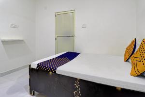 a small bedroom with a bed in a room at OYO Amer Inn in Kharka