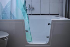 Phòng tắm tại ruhiges Gästezimmer in Messenähe