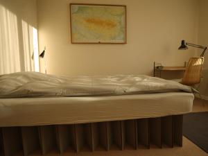 uma cama num quarto com um mapa na parede em ruhiges Gästezimmer in Messenähe em Willich