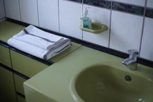 a bathroom with a sink and a towel at ruhiges Gästezimmer in Messenähe in Willich