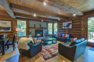 Posezení v ubytování Spacious log cottage Resort access + 46 fotografií