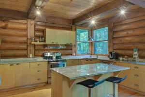 Kuchyň nebo kuchyňský kout v ubytování Spacious log cottage Resort access