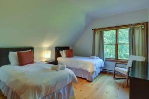 Spacious log cottage Resort access tesisinde bir odada yatak veya yataklar