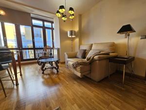 un salon avec un canapé et une table dans l'établissement 1A123 Exclusivo apto Céntrico by R2R Consulting, à Gijón 21 autres photos