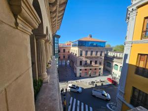 une vue d'une rue de la ville depuis un bâtiment dans l'établissement 1A123 Exclusivo apto Céntrico by R2R Consulting, à Gijón
