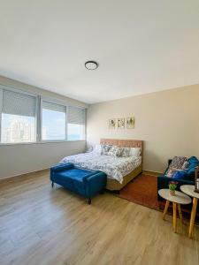 a large bedroom with a bed and a couch at Apto vista mar em Pitangueiras, Guarujá in Guarujá