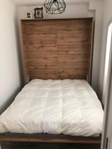 Una cama con cabecero de madera en un dormitorio. en Il nido vicino Castel di Sangro ed Alfedena, en Montenero Val Cocchiara 20 fotos más