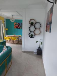 克里比的住宿－Residence djob，客厅配有沙发和桌子