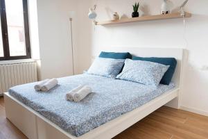 een bed met twee kussens erop bij LO3 • [Navigli] Chic Apartment • in Milaan
