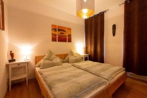 ein Schlafzimmer mit einem großen Bett in einem Zimmer in der Unterkunft Ferienwohnung am Auensee in Leipzig
