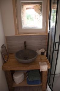 La salle de bains est pourvue d'un lavabo et d'une fenêtre. dans l'établissement L'orée du bois gaubau, à Saint-Georges-sur-Layon