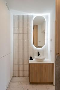 W łazience znajduje się umywalka i lustro. w obiekcie Apartament Skandynawia w Ustroniu