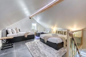 a bedroom with two beds and a staircase at Le mini chalet in Sainte Anne des Lacs