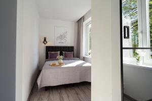 a bedroom with a bed and a window at Apartament Skandynawia in Ustroń
