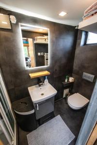 Koupelna v ubytování Tiny house - Chatka v Řeži u Prahy