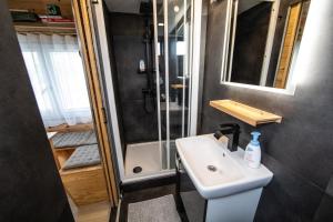 Koupelna v ubytování Tiny house - Chatka v Řeži u Prahy