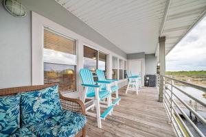 un portico con sedie blu e un divano di Romar Lakes 302-B a Orange Beach