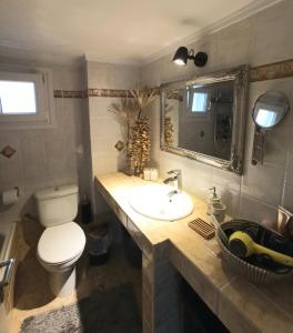 een badkamer met een wit toilet en een wastafel bij Kalendes home in Neoi Epivatai