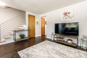 Et tv og/eller underholdning på #StayInMyDistrict Cozy Central Boise Townhouse