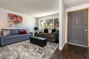 Et opholdsområde på #StayInMyDistrict Cozy Central Boise Townhouse