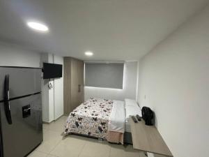 um quarto com uma cama e uma mesa em Apartaloft en el centro 302 em Pereira